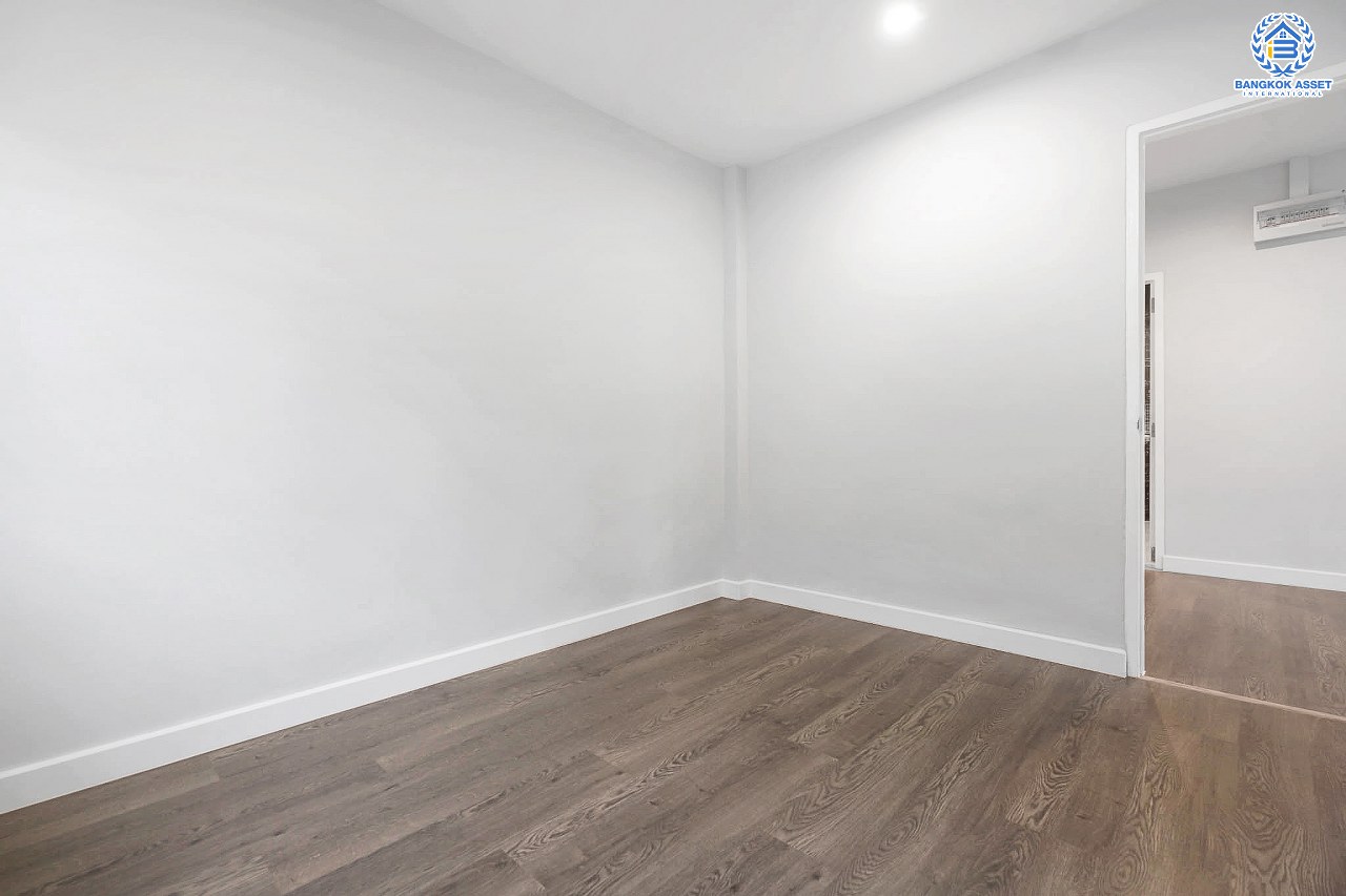 บ้านมือสองตกแต่งใหม่ ม.เดอะเลกาซี่ ปิ่นเกล้า #ห้องริม หลังใหญ่พร้อมอยู่ เนื้อที่ 57.3 ตร.ว. ฟังก์ชั่นจัดเต็ม 5 ห้องนอน(มีห้องแม่บ้าน) 3 ห้องน้ำ ภายในกว้างขวาง คัดสรรวัสดุเกรดพรีเมี่ยม ทำเลใกล้ถ.กาญจนาภิเษก และเดอะมอลล์บางแค สามารถเชื่อมต่อจรัญสนิทวงศ์ได้อย่างรวดเร็ว