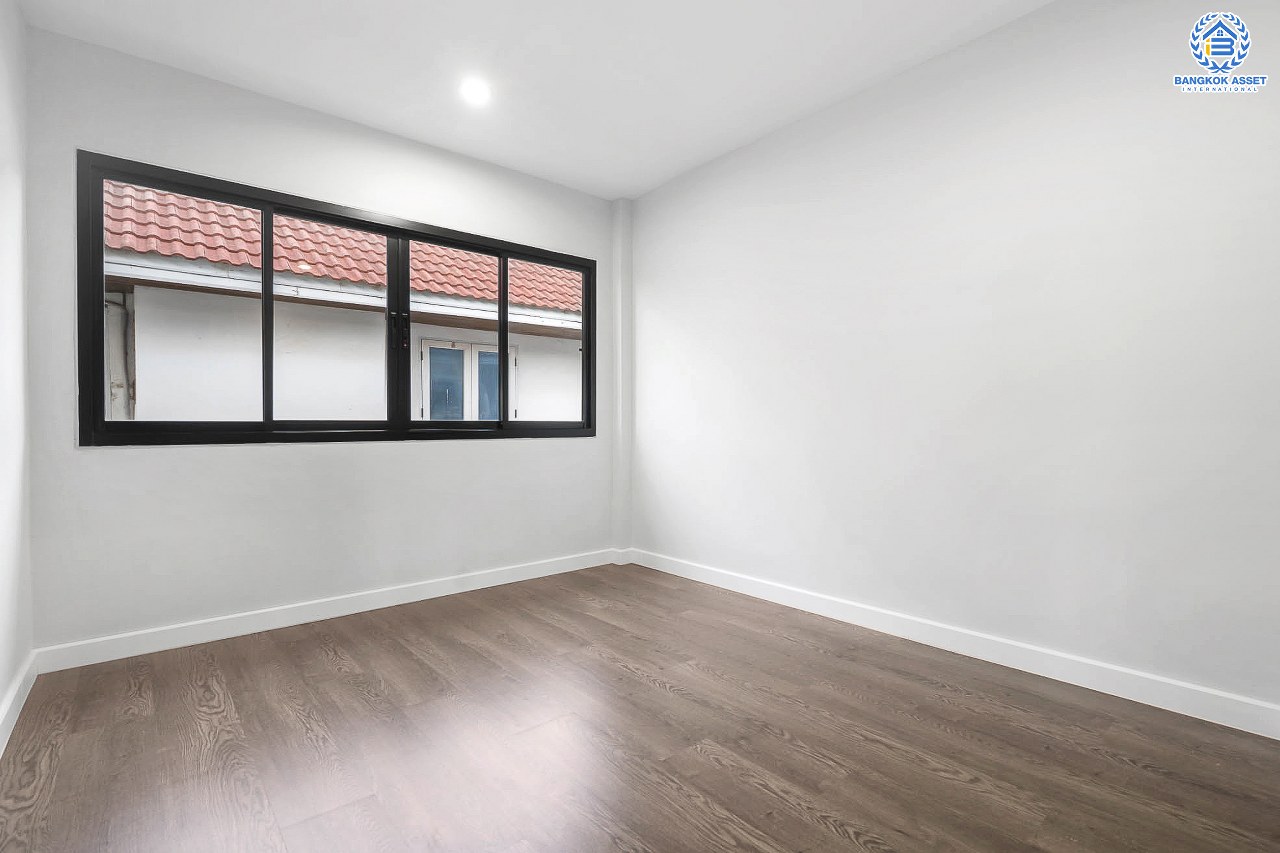 บ้านมือสองตกแต่งใหม่ ม.เดอะเลกาซี่ ปิ่นเกล้า #ห้องริม หลังใหญ่พร้อมอยู่ เนื้อที่ 57.3 ตร.ว. ฟังก์ชั่นจัดเต็ม 5 ห้องนอน(มีห้องแม่บ้าน) 3 ห้องน้ำ ภายในกว้างขวาง คัดสรรวัสดุเกรดพรีเมี่ยม ทำเลใกล้ถ.กาญจนาภิเษก และเดอะมอลล์บางแค สามารถเชื่อมต่อจรัญสนิทวงศ์ได้อย่างรวดเร็ว