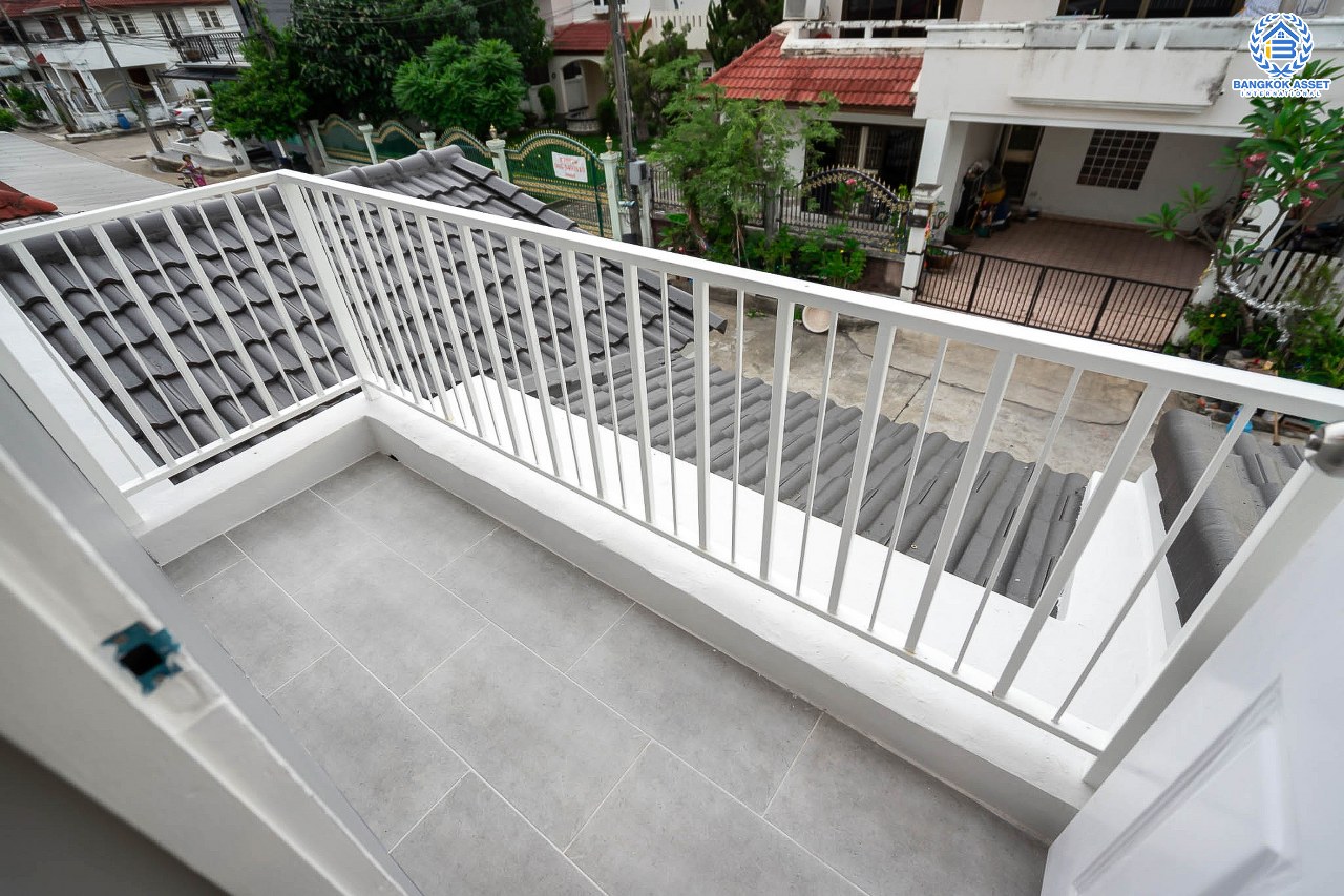 บ้านมือสองตกแต่งใหม่ ม.เดอะเลกาซี่ ปิ่นเกล้า #ห้องริม หลังใหญ่พร้อมอยู่ เนื้อที่ 57.3 ตร.ว. ฟังก์ชั่นจัดเต็ม 5 ห้องนอน(มีห้องแม่บ้าน) 3 ห้องน้ำ ภายในกว้างขวาง คัดสรรวัสดุเกรดพรีเมี่ยม ทำเลใกล้ถ.กาญจนาภิเษก และเดอะมอลล์บางแค สามารถเชื่อมต่อจรัญสนิทวงศ์ได้อย่างรวดเร็ว