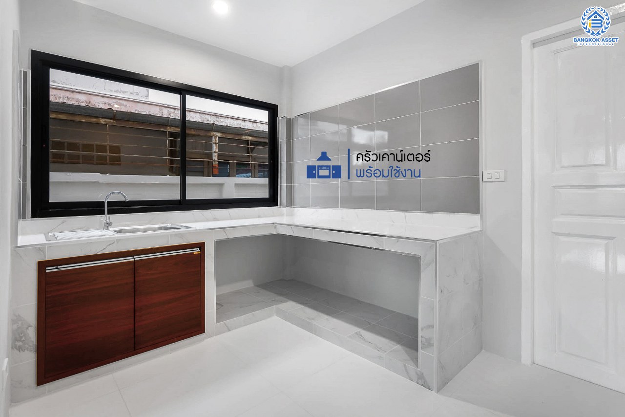 บ้านมือสองตกแต่งใหม่ ม.เดอะเลกาซี่ ปิ่นเกล้า #ห้องริม หลังใหญ่พร้อมอยู่ เนื้อที่ 57.3 ตร.ว. ฟังก์ชั่นจัดเต็ม 5 ห้องนอน(มีห้องแม่บ้าน) 3 ห้องน้ำ ภายในกว้างขวาง คัดสรรวัสดุเกรดพรีเมี่ยม ทำเลใกล้ถ.กาญจนาภิเษก และเดอะมอลล์บางแค สามารถเชื่อมต่อจรัญสนิทวงศ์ได้อย่างรวดเร็ว