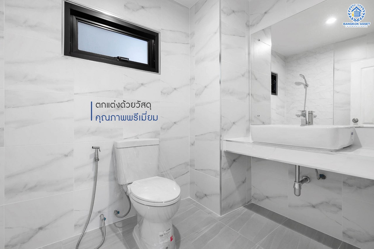 บ้านมือสองตกแต่งใหม่ ม.เดอะเลกาซี่ ปิ่นเกล้า #ห้องริม หลังใหญ่พร้อมอยู่ เนื้อที่ 57.3 ตร.ว. ฟังก์ชั่นจัดเต็ม 5 ห้องนอน(มีห้องแม่บ้าน) 3 ห้องน้ำ ภายในกว้างขวาง คัดสรรวัสดุเกรดพรีเมี่ยม ทำเลใกล้ถ.กาญจนาภิเษก และเดอะมอลล์บางแค สามารถเชื่อมต่อจรัญสนิทวงศ์ได้อย่างรวดเร็ว