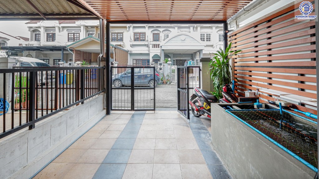 ทาวน์เฮ้าส์มือสองนนทบุรี พร้อมอยู่! ม.นันทนาการ์เด้นท์2 รัตนาธิเบศร์-ท่าอิฐ เนื้อที่ 17.5 ตร.ว. ฟังก์ชั่นห้องนอนใหญ่ 2 ห้องนอน 2 ห้องน้ำ พร้อมครัวเคาน์เตอร์ และที่จอดรถ บนทำเลเดินทางสะดวก เชื่อมต่อหลายเส้นทาง เพียง 5 นาทีจาก MRT บางรักน้อยท่าอิฐ...