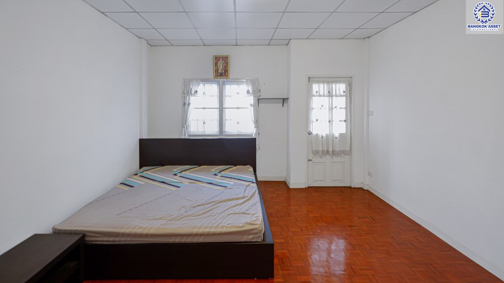 ทาวน์เฮ้าส์มือสองนนทบุรี พร้อมอยู่! ม.นันทนาการ์เด้นท์2 รัตนาธิเบศร์-ท่าอิฐ เนื้อที่ 17.5 ตร.ว. ฟังก์ชั่นห้องนอนใหญ่ 2 ห้องนอน 2 ห้องน้ำ พร้อมครัวเคาน์เตอร์ และที่จอดรถ บนทำเลเดินทางสะดวก เชื่อมต่อหลายเส้นทาง เพียง 5 นาทีจาก MRT บางรักน้อยท่าอิฐ...