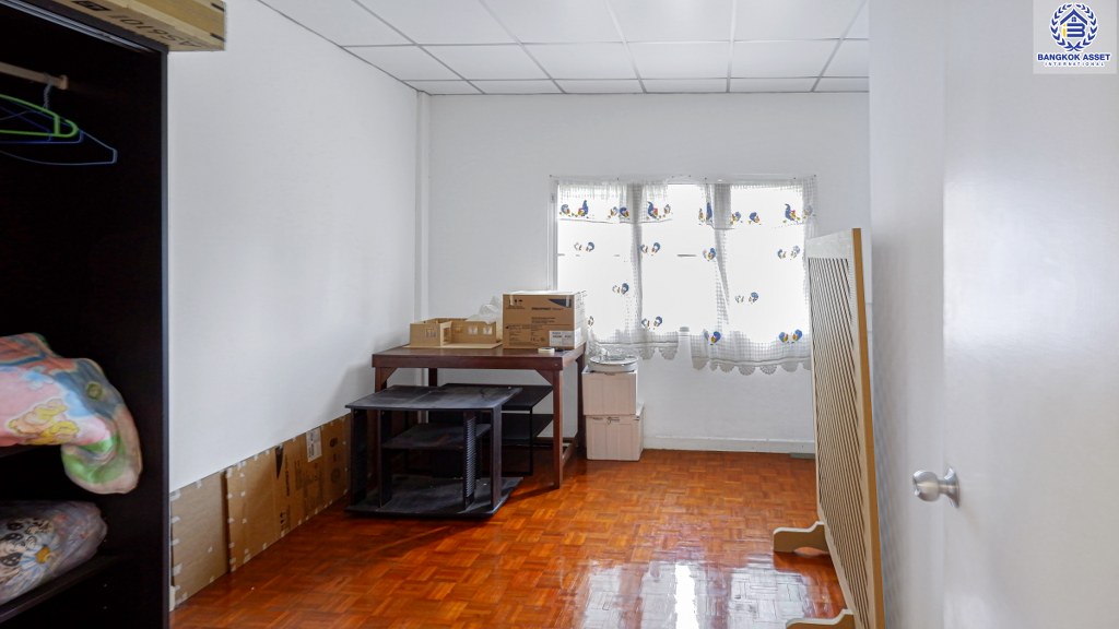 ทาวน์เฮ้าส์มือสองนนทบุรี พร้อมอยู่! ม.นันทนาการ์เด้นท์2 รัตนาธิเบศร์-ท่าอิฐ เนื้อที่ 17.5 ตร.ว. ฟังก์ชั่นห้องนอนใหญ่ 2 ห้องนอน 2 ห้องน้ำ พร้อมครัวเคาน์เตอร์ และที่จอดรถ บนทำเลเดินทางสะดวก เชื่อมต่อหลายเส้นทาง เพียง 5 นาทีจาก MRT บางรักน้อยท่าอิฐ...