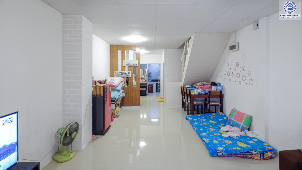 ทาวน์เฮ้าส์มือสองนนทบุรี พร้อมอยู่! ม.นันทนาการ์เด้นท์2 รัตนาธิเบศร์-ท่าอิฐ เนื้อที่ 17.5 ตร.ว. ฟังก์ชั่นห้องนอนใหญ่ 2 ห้องนอน 2 ห้องน้ำ พร้อมครัวเคาน์เตอร์ และที่จอดรถ บนทำเลเดินทางสะดวก เชื่อมต่อหลายเส้นทาง เพียง 5 นาทีจาก MRT บางรักน้อยท่าอิฐ...