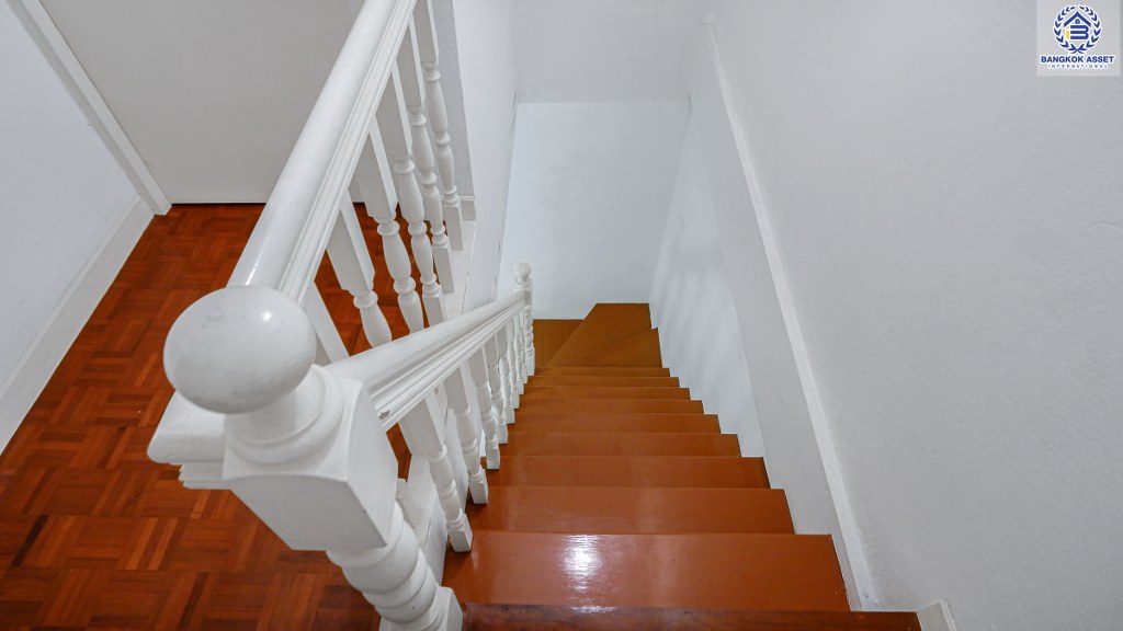 ทาวน์เฮ้าส์มือสองนนทบุรี พร้อมอยู่! ม.นันทนาการ์เด้นท์2 รัตนาธิเบศร์-ท่าอิฐ เนื้อที่ 17.5 ตร.ว. ฟังก์ชั่นห้องนอนใหญ่ 2 ห้องนอน 2 ห้องน้ำ พร้อมครัวเคาน์เตอร์ และที่จอดรถ บนทำเลเดินทางสะดวก เชื่อมต่อหลายเส้นทาง เพียง 5 นาทีจาก MRT บางรักน้อยท่าอิฐ...