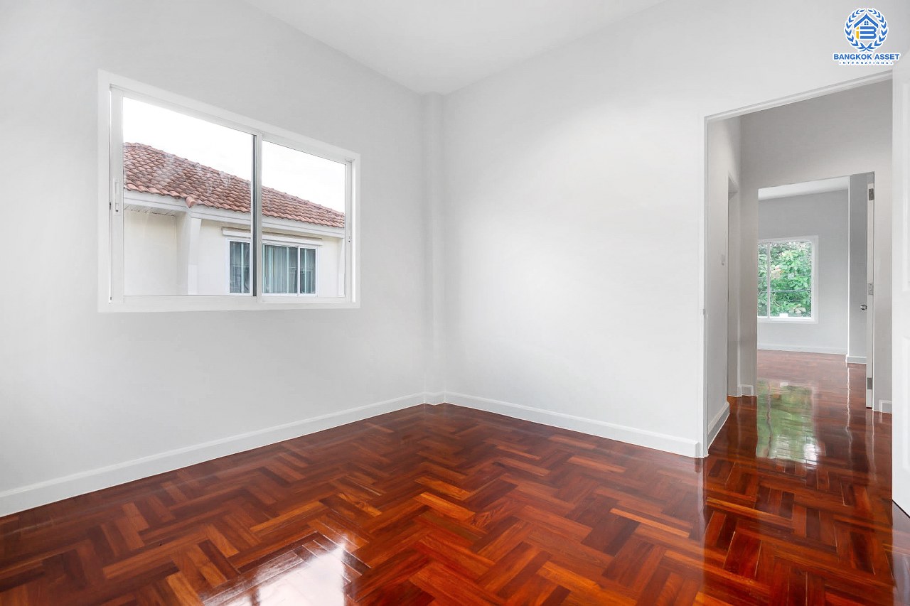 บ้านมือสองตกแต่งใหม่ ม.เพอร์เฟคเพลส2 ติดถ.รัตนาธิเบศร์ หลังใหญ่พร้อมอยู่ เนื้อที่ 57 ตร.ว. ดีไซน์โมเดิร์น ตกแต่งโทนอบอุ่น ฟังก์ชั่น 3 ห้องนอน 3 ห้องน้ำ 2 ที่จอดรถ บนที่สุดแห่งทำเลโซนเมือง เชื่อมต่อทุกการเดินทาง เพียง 5 นาที ถึง MRT "สถานีไทรม้า" ใกล้จุดขึ้นทางด่วน "งามวงศ์วาน"