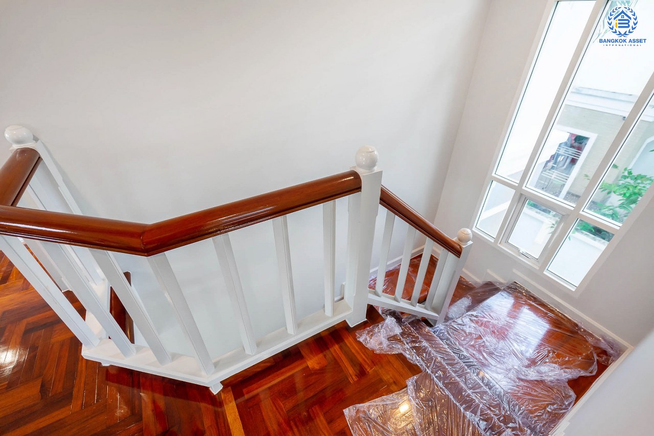 บ้านมือสองตกแต่งใหม่ ม.เพอร์เฟคเพลส2 ติดถ.รัตนาธิเบศร์ หลังใหญ่พร้อมอยู่ เนื้อที่ 57 ตร.ว. ดีไซน์โมเดิร์น ตกแต่งโทนอบอุ่น ฟังก์ชั่น 3 ห้องนอน 3 ห้องน้ำ 2 ที่จอดรถ บนที่สุดแห่งทำเลโซนเมือง เชื่อมต่อทุกการเดินทาง เพียง 5 นาที ถึง MRT "สถานีไทรม้า" ใกล้จุดขึ้นทางด่วน "งามวงศ์วาน"