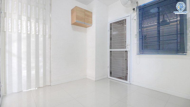 บ้านเดี่ยวมือสอง ทำเลปทุมธานี! โครงการ พฤกษาวิลเลจ30 เดอะซีซั่น แจ้งวัฒนะ-ราชพฤกษ์ ตกแต่ง/ต่อเติมเต็ม เนื้อที่ 66 ตร.ว. ฟังก์ชั่น 3 ห้องนอน 2 ห้องน้ำ แถมแอร์ 4 เครื่อง!! บนทำเลเดินทางสะดวกสบายเข้า-ออกได้หลายเส้นทาง ใกล้เมืองทองธานี และจุดขึ้นทางด่วน "แจ้งวัฒนะ"