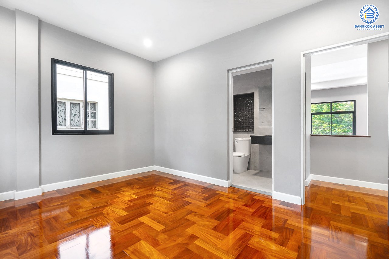 บ้านมือสองตกแต่งใหม่ หลังใหญ่พิเศษ! เนื้อที่ 154 ตร.ว. ม.มัณฑนา ปิ่นเกล้า-กาญจนาภิเษก (ซ.วัดพระเงิน) บนพื้นที่ใช้สอยกว่า 306.5 ตร.ม. ฟังก์ชั่นจัดเต็ม 4 ห้องนอน(มีห้องแม่บ้าน) 4 ห้องน้ำ 2 ที่จอดรถ เดินทางสะดวก บนทำเลติดถนนใหญ่ ใกล้เซ็นทรัลเวสต์เกต รถไฟฟ้าสายสีม่วง "สถานีตลาดบางใหญ่" และทางด่วนศรีรัช!