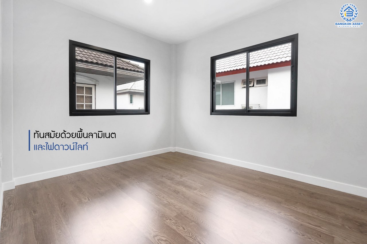 บ้านมือสองตกแต่งใหม่ ม.พลับพลาวิลล่า ตลิ่งชัน-บรมราชชนนี หลังใหญ่พิเศษพร้อมอยู่ เนื้อที่ 72 ตร.ว. ดีไซน์สวย ตกแต่งโทนอบอุ่น ฟังก์ชั่น 4 ห้องนอน 3 ห้องน้ำ 4 ที่จอดรถ บนทำเลเดินทางสะดวก เชื่อมต่อหลายเส้นทาง ใกล้เซ็นทรัลปิ่นเกล้า จุดขึ้นทางด่วน "ศรีรัช" และเพียง 10 นาทีถึงMRT "สถานีไฟฉาย"...