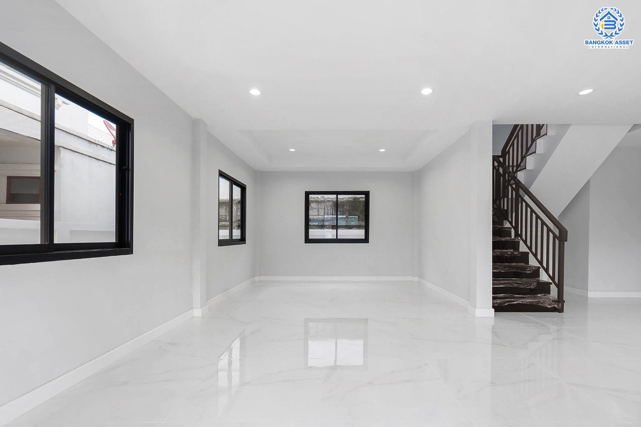 บ้านมือสองตกแต่งใหม่ ม.พลับพลาวิลล่า ตลิ่งชัน-บรมราชชนนี หลังใหญ่พิเศษพร้อมอยู่ เนื้อที่ 72 ตร.ว. ดีไซน์สวย ตกแต่งโทนอบอุ่น ฟังก์ชั่น 4 ห้องนอน 3 ห้องน้ำ 4 ที่จอดรถ บนทำเลเดินทางสะดวก เชื่อมต่อหลายเส้นทาง ใกล้เซ็นทรัลปิ่นเกล้า จุดขึ้นทางด่วน "ศรีรัช" และเพียง 10 นาทีถึงMRT "สถานีไฟฉาย"...