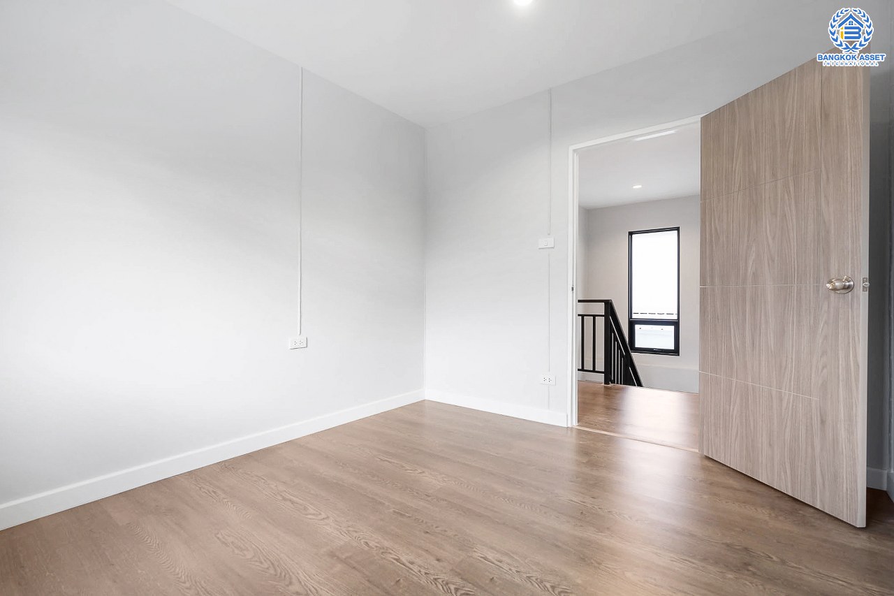 บ้านมือสองตกแต่งใหม่ ม.พลับพลาวิลล่า ตลิ่งชัน-บรมราชชนนี หลังใหญ่พิเศษพร้อมอยู่ เนื้อที่ 72 ตร.ว. ดีไซน์สวย ตกแต่งโทนอบอุ่น ฟังก์ชั่น 4 ห้องนอน 3 ห้องน้ำ 4 ที่จอดรถ บนทำเลเดินทางสะดวก เชื่อมต่อหลายเส้นทาง ใกล้เซ็นทรัลปิ่นเกล้า จุดขึ้นทางด่วน "ศรีรัช" และเพียง 10 นาทีถึงMRT "สถานีไฟฉาย"...