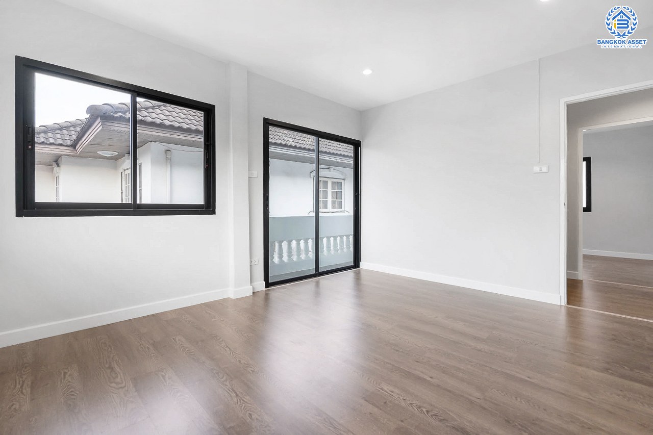 บ้านมือสองตกแต่งใหม่ ม.พลับพลาวิลล่า ตลิ่งชัน-บรมราชชนนี หลังใหญ่พิเศษพร้อมอยู่ เนื้อที่ 72 ตร.ว. ดีไซน์สวย ตกแต่งโทนอบอุ่น ฟังก์ชั่น 4 ห้องนอน 3 ห้องน้ำ 4 ที่จอดรถ บนทำเลเดินทางสะดวก เชื่อมต่อหลายเส้นทาง ใกล้เซ็นทรัลปิ่นเกล้า จุดขึ้นทางด่วน "ศรีรัช" และเพียง 10 นาทีถึงMRT "สถานีไฟฉาย"...