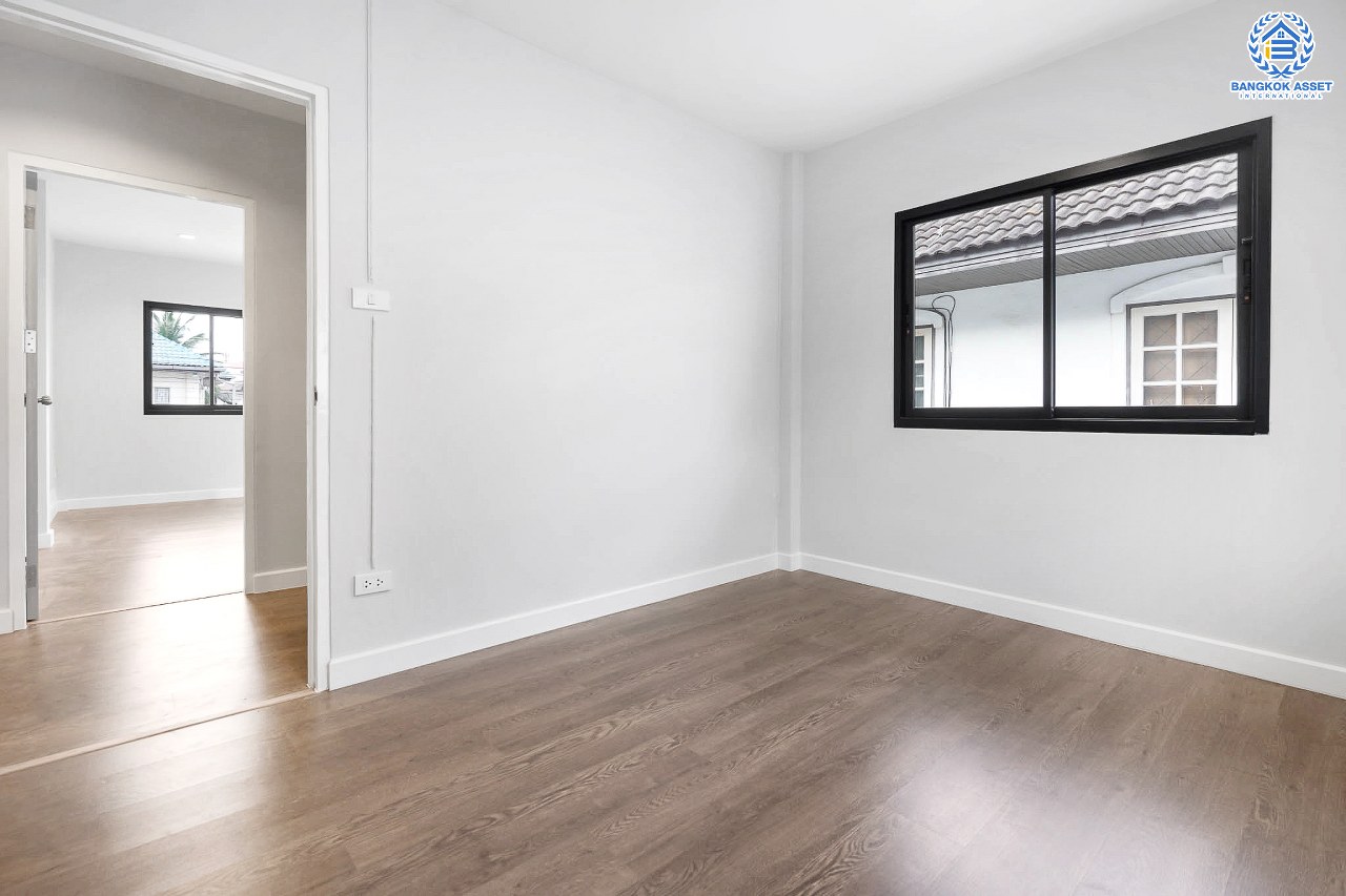 บ้านมือสองตกแต่งใหม่ ม.พลับพลาวิลล่า ตลิ่งชัน-บรมราชชนนี หลังใหญ่พิเศษพร้อมอยู่ เนื้อที่ 72 ตร.ว. ดีไซน์สวย ตกแต่งโทนอบอุ่น ฟังก์ชั่น 4 ห้องนอน 3 ห้องน้ำ 4 ที่จอดรถ บนทำเลเดินทางสะดวก เชื่อมต่อหลายเส้นทาง ใกล้เซ็นทรัลปิ่นเกล้า จุดขึ้นทางด่วน "ศรีรัช" และเพียง 10 นาทีถึงMRT "สถานีไฟฉาย"...