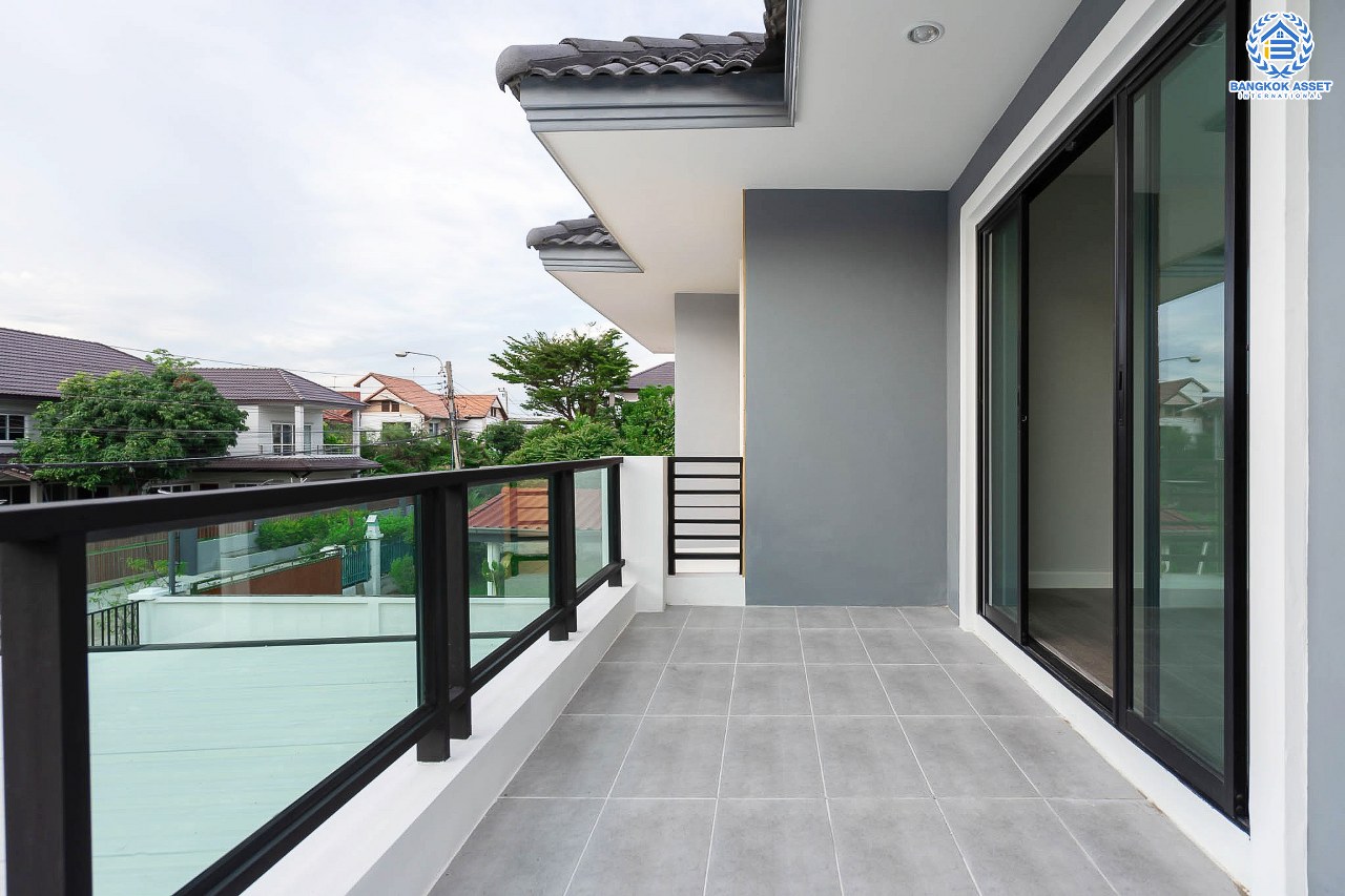 บ้านมือสองตกแต่งใหม่ ม.พลับพลาวิลล่า ตลิ่งชัน-บรมราชชนนี หลังใหญ่พิเศษพร้อมอยู่ เนื้อที่ 72 ตร.ว. ดีไซน์สวย ตกแต่งโทนอบอุ่น ฟังก์ชั่น 4 ห้องนอน 3 ห้องน้ำ 4 ที่จอดรถ บนทำเลเดินทางสะดวก เชื่อมต่อหลายเส้นทาง ใกล้เซ็นทรัลปิ่นเกล้า จุดขึ้นทางด่วน "ศรีรัช" และเพียง 10 นาทีถึงMRT "สถานีไฟฉาย"...