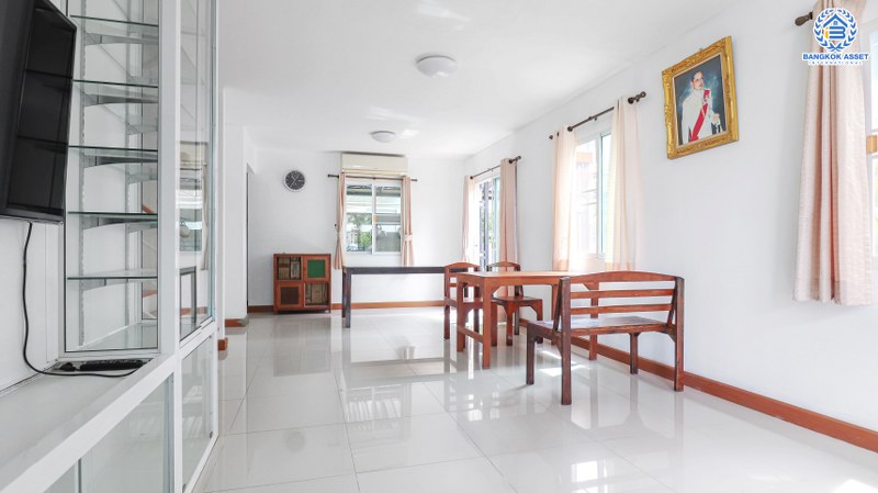 บ้านเดี่ยวมือสอง ม.เดอะทรัสต์วิลล์ วัชรพล–หทัยราษฏร์ บ้านสวยสไตล์คอนเทมโพลารี่ เนื้อที่ 52.5 ตร.ว. ฟังก์ชั่นครบ 3 ห้องนอน 2 ห้องน้ำ 2 ที่จอดรถ ทำเลดี เชื่อมต่อได้ทั้งถ.ลำลูกกา และถ.หทัยราษฏร์ และใกล้ทางด่วน