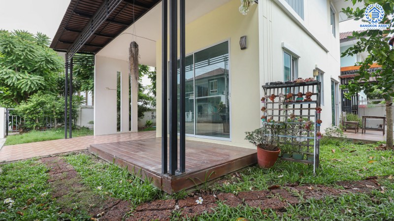 บ้านเดี่ยวมือสอง ม.เดอะทรัสต์วิลล์ วัชรพล–หทัยราษฏร์ บ้านสวยสไตล์คอนเทมโพลารี่ เนื้อที่ 52.5 ตร.ว. ฟังก์ชั่นครบ 3 ห้องนอน 2 ห้องน้ำ 2 ที่จอดรถ ทำเลดี เชื่อมต่อได้ทั้งถ.ลำลูกกา และถ.หทัยราษฏร์ และใกล้ทางด่วน