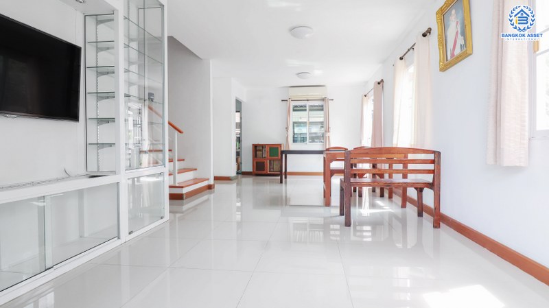 บ้านเดี่ยวมือสอง ม.เดอะทรัสต์วิลล์ วัชรพล–หทัยราษฏร์ บ้านสวยสไตล์คอนเทมโพลารี่ เนื้อที่ 52.5 ตร.ว. ฟังก์ชั่นครบ 3 ห้องนอน 2 ห้องน้ำ 2 ที่จอดรถ ทำเลดี เชื่อมต่อได้ทั้งถ.ลำลูกกา และถ.หทัยราษฏร์ และใกล้ทางด่วน