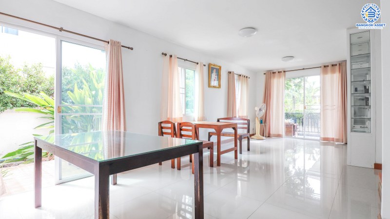 บ้านเดี่ยวมือสอง ม.เดอะทรัสต์วิลล์ วัชรพล–หทัยราษฏร์ บ้านสวยสไตล์คอนเทมโพลารี่ เนื้อที่ 52.5 ตร.ว. ฟังก์ชั่นครบ 3 ห้องนอน 2 ห้องน้ำ 2 ที่จอดรถ ทำเลดี เชื่อมต่อได้ทั้งถ.ลำลูกกา และถ.หทัยราษฏร์ และใกล้ทางด่วน