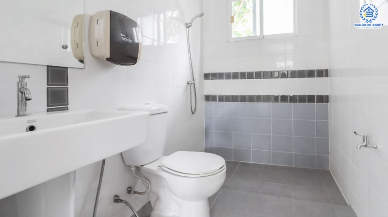 บ้านเดี่ยวมือสอง ม.เดอะทรัสต์วิลล์ วัชรพล–หทัยราษฏร์ บ้านสวยสไตล์คอนเทมโพลารี่ เนื้อที่ 52.5 ตร.ว. ฟังก์ชั่นครบ 3 ห้องนอน 2 ห้องน้ำ 2 ที่จอดรถ ทำเลดี เชื่อมต่อได้ทั้งถ.ลำลูกกา และถ.หทัยราษฏร์ และใกล้ทางด่วน