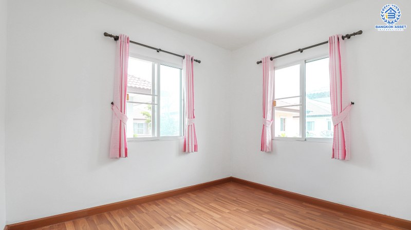 บ้านเดี่ยวมือสอง ม.เดอะทรัสต์วิลล์ วัชรพล–หทัยราษฏร์ บ้านสวยสไตล์คอนเทมโพลารี่ เนื้อที่ 52.5 ตร.ว. ฟังก์ชั่นครบ 3 ห้องนอน 2 ห้องน้ำ 2 ที่จอดรถ ทำเลดี เชื่อมต่อได้ทั้งถ.ลำลูกกา และถ.หทัยราษฏร์ และใกล้ทางด่วน