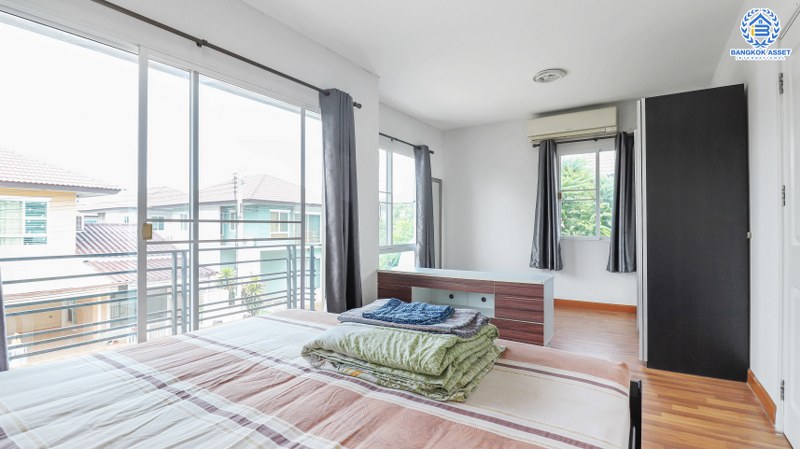 บ้านเดี่ยวมือสอง ม.เดอะทรัสต์วิลล์ วัชรพล–หทัยราษฏร์ บ้านสวยสไตล์คอนเทมโพลารี่ เนื้อที่ 52.5 ตร.ว. ฟังก์ชั่นครบ 3 ห้องนอน 2 ห้องน้ำ 2 ที่จอดรถ ทำเลดี เชื่อมต่อได้ทั้งถ.ลำลูกกา และถ.หทัยราษฏร์ และใกล้ทางด่วน