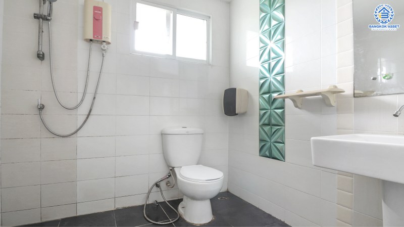 บ้านเดี่ยวมือสอง ม.เดอะทรัสต์วิลล์ วัชรพล–หทัยราษฏร์ บ้านสวยสไตล์คอนเทมโพลารี่ เนื้อที่ 52.5 ตร.ว. ฟังก์ชั่นครบ 3 ห้องนอน 2 ห้องน้ำ 2 ที่จอดรถ ทำเลดี เชื่อมต่อได้ทั้งถ.ลำลูกกา และถ.หทัยราษฏร์ และใกล้ทางด่วน