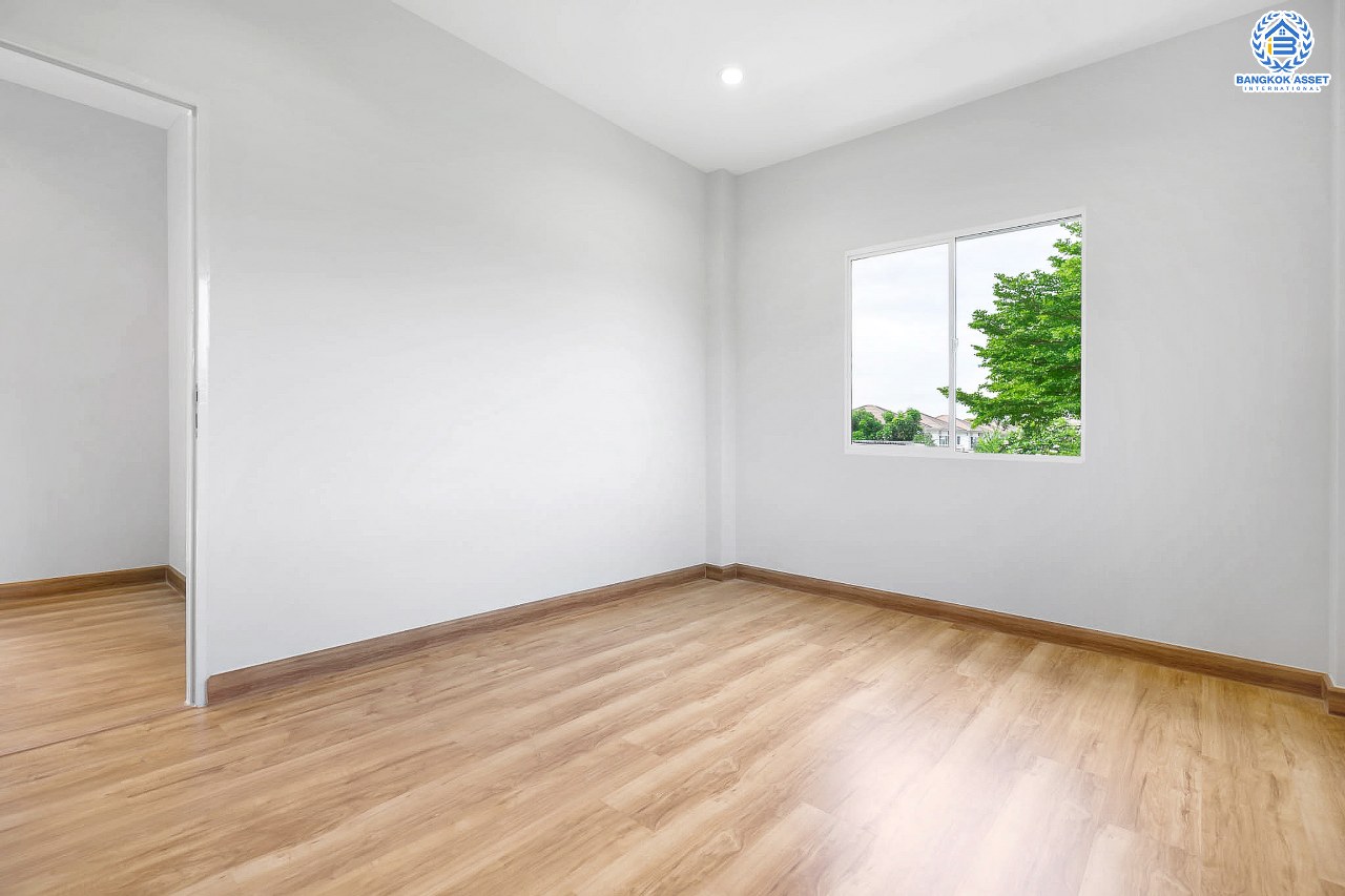 บ้านมือสองตกแต่งใหม่ หลังใหญ่ ห้องมุมพร้อมอยู่ ม.เดอะคลัสเตอร์วิลล์ 4 ราชพฤกษ์ – สิรินธร เนื้อที่ 55.5 ตร.ว. ฟังก์ชั่น 3 ห้องนอน 3 ห้องน้ำ จอดรถได้ถึง 2 คัน  พร้อมพื้นที่ใช้สอยกว่า 151 ตร.ม. Facilitie ครบครัน  การเดินทางสะดวก ใกล้วงเวียนพระรามห้า ,The Walk และจุดขึ้นทางด่วน "ศรีรัช"...