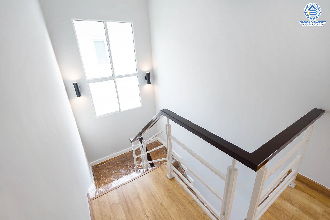 บ้านมือสองตกแต่งใหม่ หลังใหญ่ ห้องมุมพร้อมอยู่ ม.เดอะคลัสเตอร์วิลล์ 4 ราชพฤกษ์ – สิรินธร เนื้อที่ 55.5 ตร.ว. ฟังก์ชั่น 3 ห้องนอน 3 ห้องน้ำ จอดรถได้ถึง 2 คัน  พร้อมพื้นที่ใช้สอยกว่า 151 ตร.ม. Facilitie ครบครัน  การเดินทางสะดวก ใกล้วงเวียนพระรามห้า ,The Walk และจุดขึ้นทางด่วน "ศรีรัช"...