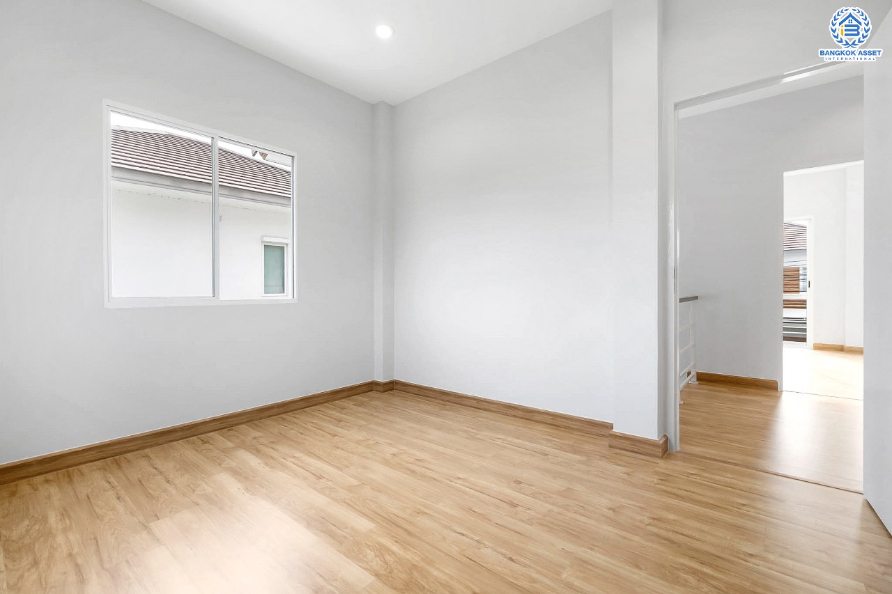 บ้านมือสองตกแต่งใหม่ หลังใหญ่ ห้องมุมพร้อมอยู่ ม.เดอะคลัสเตอร์วิลล์ 4 ราชพฤกษ์ – สิรินธร เนื้อที่ 55.5 ตร.ว. ฟังก์ชั่น 3 ห้องนอน 3 ห้องน้ำ จอดรถได้ถึง 2 คัน  พร้อมพื้นที่ใช้สอยกว่า 151 ตร.ม. Facilitie ครบครัน  การเดินทางสะดวก ใกล้วงเวียนพระรามห้า ,The Walk และจุดขึ้นทางด่วน "ศรีรัช"...