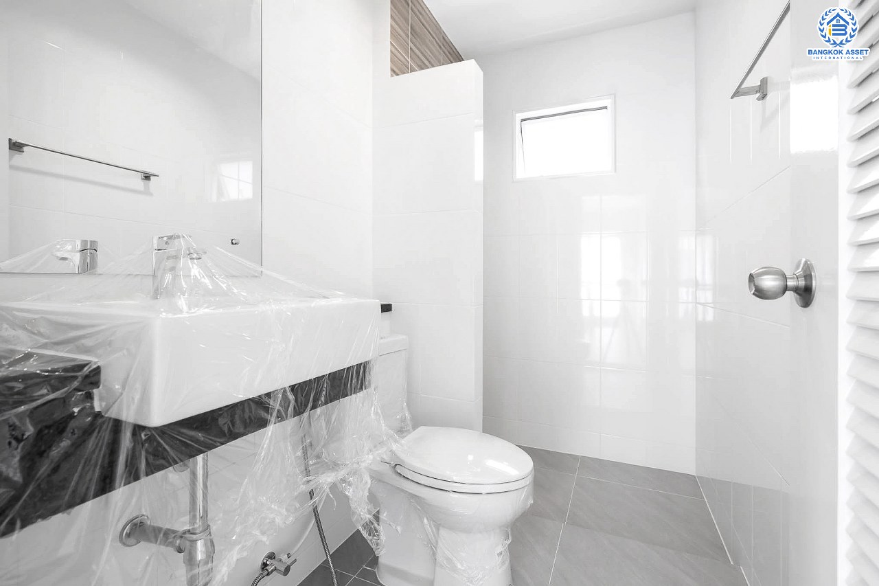 บ้านมือสองตกแต่งใหม่ หลังใหญ่ ห้องมุมพร้อมอยู่ ม.เดอะคลัสเตอร์วิลล์ 4 ราชพฤกษ์ – สิรินธร เนื้อที่ 55.5 ตร.ว. ฟังก์ชั่น 3 ห้องนอน 3 ห้องน้ำ จอดรถได้ถึง 2 คัน  พร้อมพื้นที่ใช้สอยกว่า 151 ตร.ม. Facilitie ครบครัน  การเดินทางสะดวก ใกล้วงเวียนพระรามห้า ,The Walk และจุดขึ้นทางด่วน "ศรีรัช"...