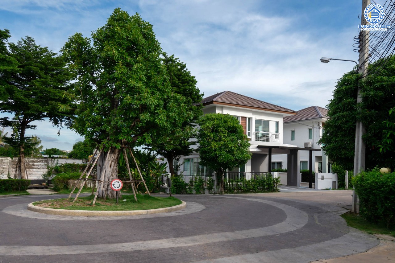 บ้านมือสองตกแต่งใหม่ หลังใหญ่ ห้องมุมพร้อมอยู่ ม.เดอะคลัสเตอร์วิลล์ 4 ราชพฤกษ์ – สิรินธร เนื้อที่ 55.5 ตร.ว. ฟังก์ชั่น 3 ห้องนอน 3 ห้องน้ำ จอดรถได้ถึง 2 คัน  พร้อมพื้นที่ใช้สอยกว่า 151 ตร.ม. Facilitie ครบครัน  การเดินทางสะดวก ใกล้วงเวียนพระรามห้า ,The Walk และจุดขึ้นทางด่วน "ศรีรัช"...