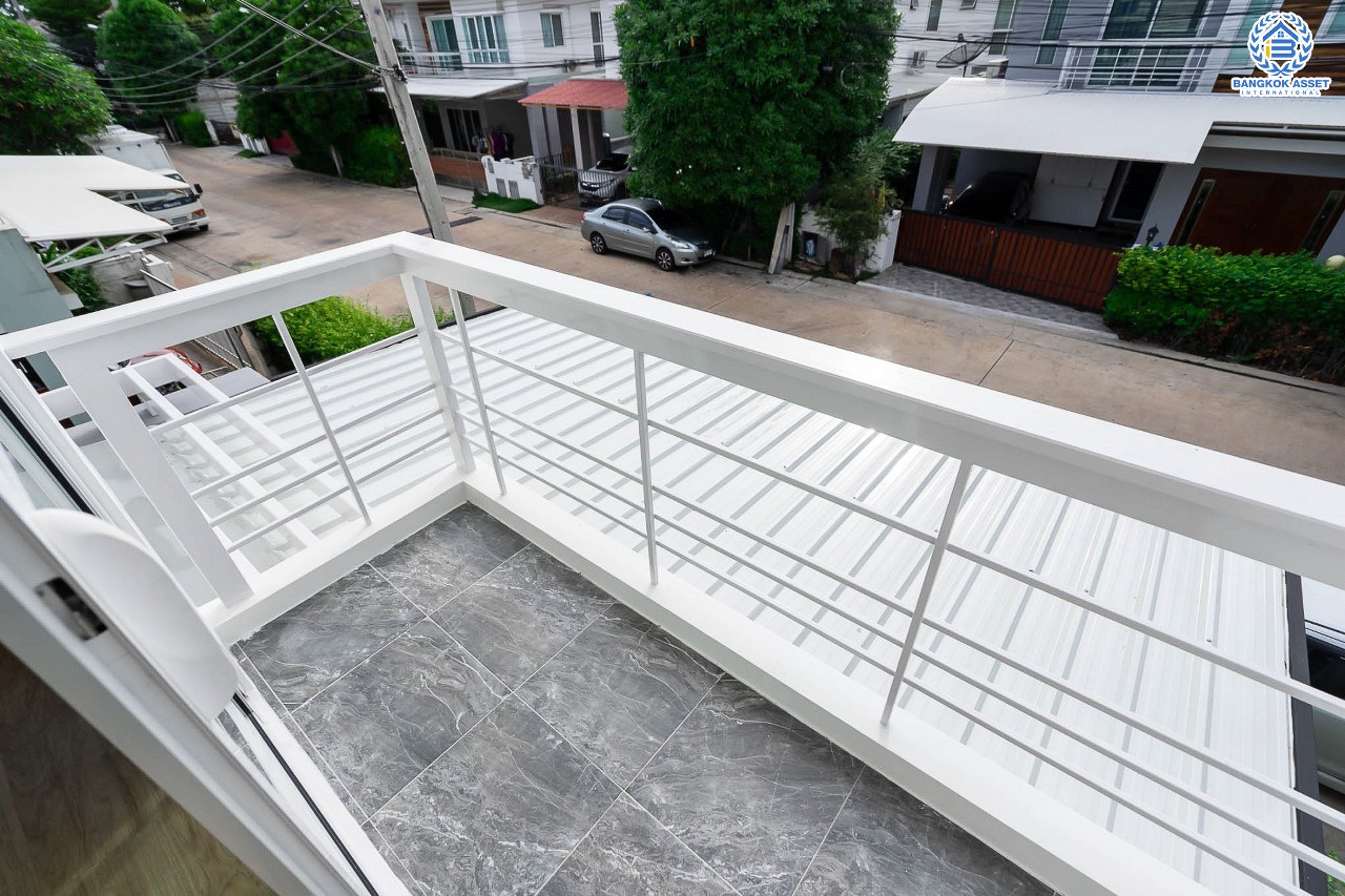 บ้านมือสองตกแต่งใหม่ หลังใหญ่ ห้องมุมพร้อมอยู่ ม.เดอะคลัสเตอร์วิลล์ 4 ราชพฤกษ์ – สิรินธร เนื้อที่ 55.5 ตร.ว. ฟังก์ชั่น 3 ห้องนอน 3 ห้องน้ำ จอดรถได้ถึง 2 คัน  พร้อมพื้นที่ใช้สอยกว่า 151 ตร.ม. Facilitie ครบครัน  การเดินทางสะดวก ใกล้วงเวียนพระรามห้า ,The Walk และจุดขึ้นทางด่วน "ศรีรัช"...