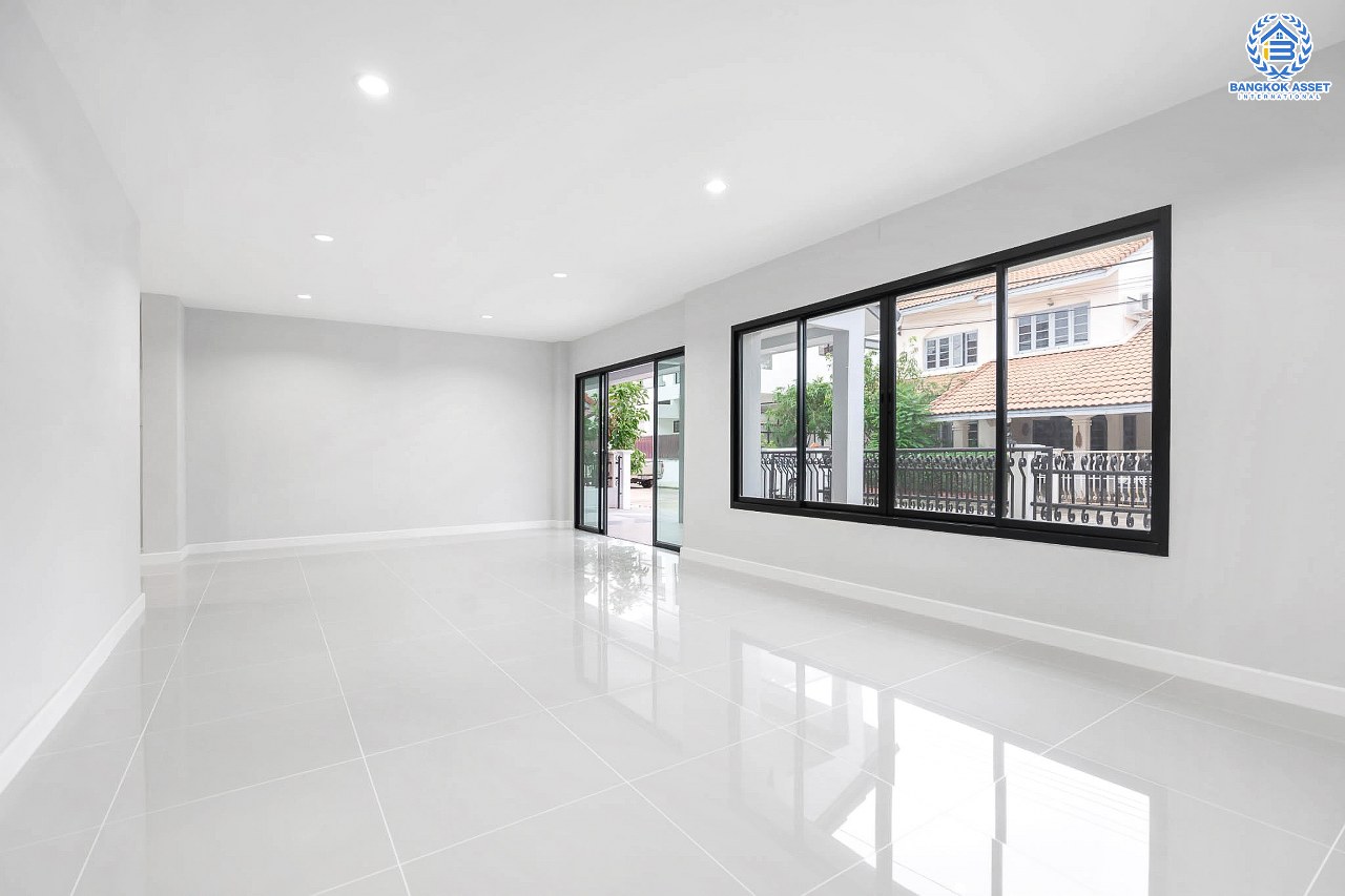 บ้านมือสองตกแต่งใหม่ ม.ปิ่นเกล้าการ์เด้นซิตี้ พุทธมณฆลสาย 2 หลังใหญ่ เนื้อที่ 62.3 ตร.ว. บรรยากาศเป็นส่วนตัว ฟังก์ชั่น 5 ห้องนอน (มีห้องแม่บ้าน) 3 ห้องน้ำ พร้อม Living Room กว้างขวาง บนทำเลเดินทางสะดวก ทางคู่ขนานลอยฟ้าบรมราชชนนี  และเพียง 10 นาทีถึงเซ็นทรัลปิ่นเกล้า