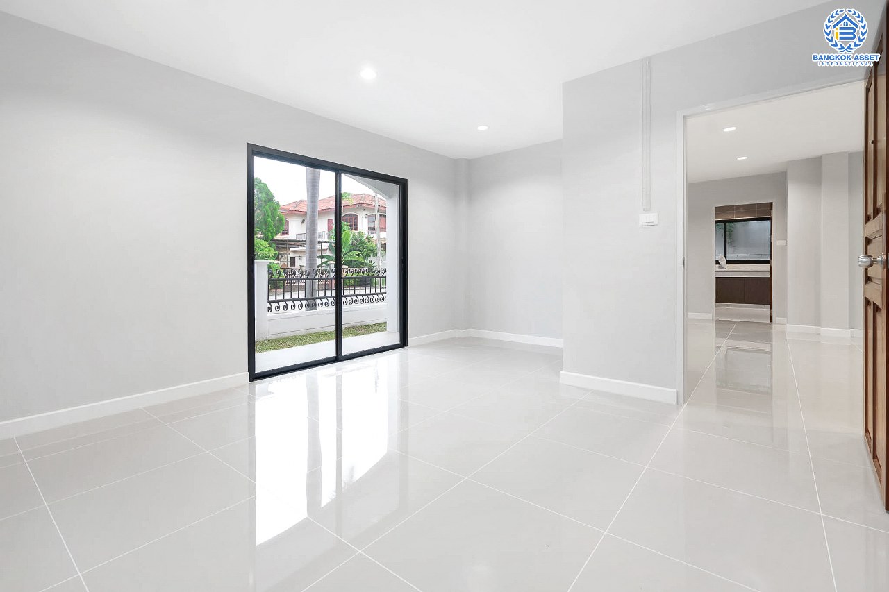 บ้านมือสองตกแต่งใหม่ ม.ปิ่นเกล้าการ์เด้นซิตี้ พุทธมณฆลสาย 2 หลังใหญ่ เนื้อที่ 62.3 ตร.ว. บรรยากาศเป็นส่วนตัว ฟังก์ชั่น 5 ห้องนอน (มีห้องแม่บ้าน) 3 ห้องน้ำ พร้อม Living Room กว้างขวาง บนทำเลเดินทางสะดวก ทางคู่ขนานลอยฟ้าบรมราชชนนี  และเพียง 10 นาทีถึงเซ็นทรัลปิ่นเกล้า