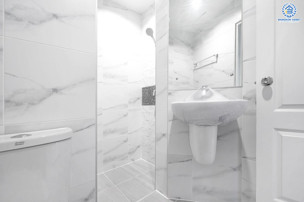 บ้านมือสองตกแต่งใหม่ ม.ปิ่นเกล้าการ์เด้นซิตี้ พุทธมณฆลสาย 2 หลังใหญ่ เนื้อที่ 62.3 ตร.ว. บรรยากาศเป็นส่วนตัว ฟังก์ชั่น 5 ห้องนอน (มีห้องแม่บ้าน) 3 ห้องน้ำ พร้อม Living Room กว้างขวาง บนทำเลเดินทางสะดวก ทางคู่ขนานลอยฟ้าบรมราชชนนี  และเพียง 10 นาทีถึงเซ็นทรัลปิ่นเกล้า