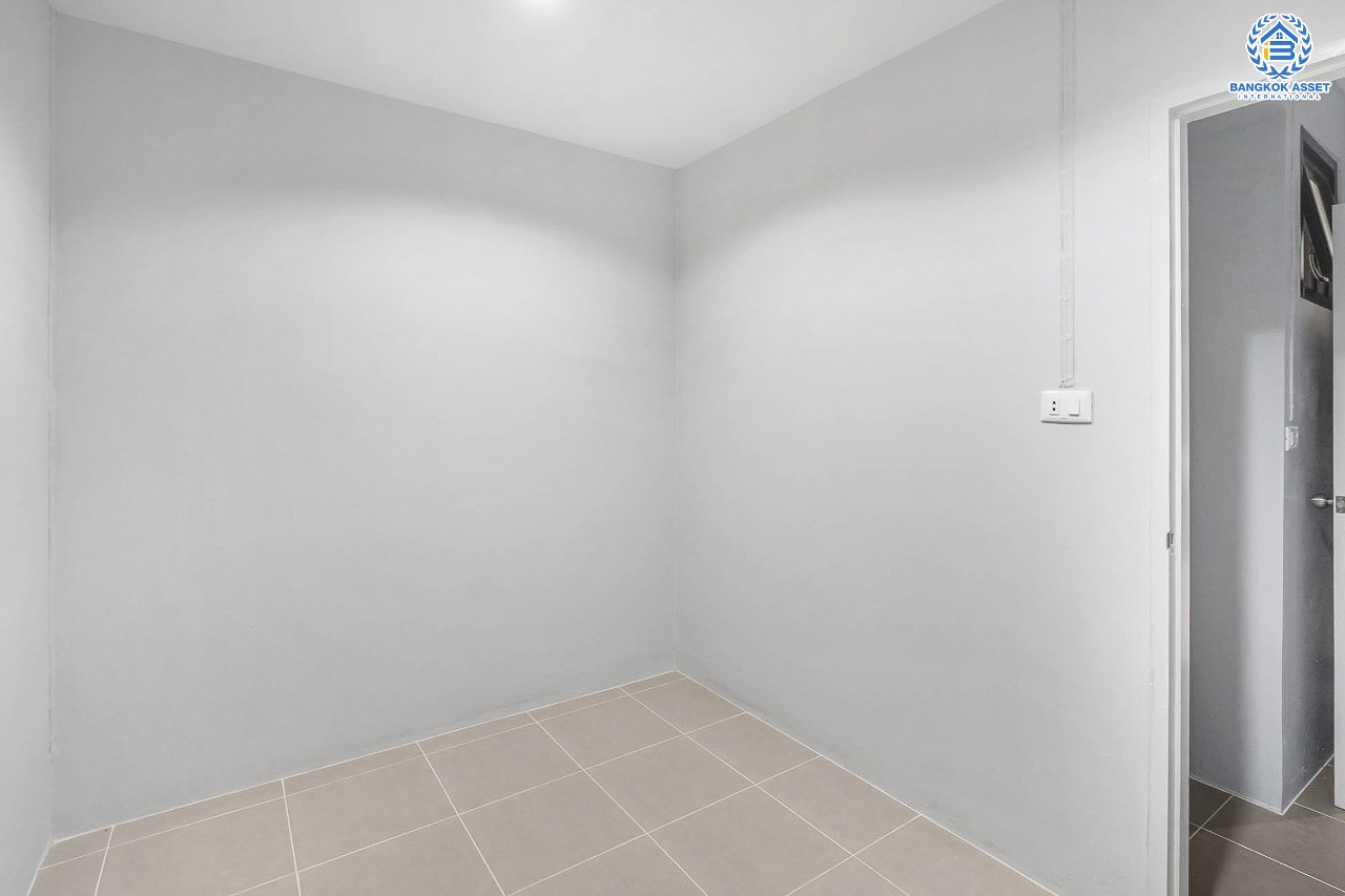 บ้านมือสองตกแต่งใหม่ ม.ปิ่นเกล้าการ์เด้นซิตี้ พุทธมณฆลสาย 2 หลังใหญ่ เนื้อที่ 62.3 ตร.ว. บรรยากาศเป็นส่วนตัว ฟังก์ชั่น 5 ห้องนอน (มีห้องแม่บ้าน) 3 ห้องน้ำ พร้อม Living Room กว้างขวาง บนทำเลเดินทางสะดวก ทางคู่ขนานลอยฟ้าบรมราชชนนี  และเพียง 10 นาทีถึงเซ็นทรัลปิ่นเกล้า