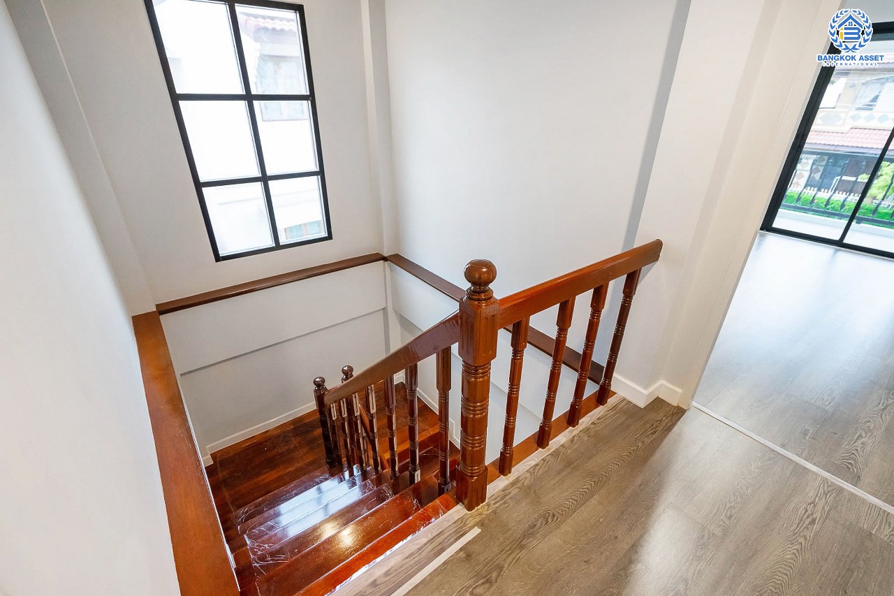 บ้านมือสองตกแต่งใหม่ ม.ปิ่นเกล้าการ์เด้นซิตี้ พุทธมณฆลสาย 2 หลังใหญ่ เนื้อที่ 62.3 ตร.ว. บรรยากาศเป็นส่วนตัว ฟังก์ชั่น 5 ห้องนอน (มีห้องแม่บ้าน) 3 ห้องน้ำ พร้อม Living Room กว้างขวาง บนทำเลเดินทางสะดวก ทางคู่ขนานลอยฟ้าบรมราชชนนี  และเพียง 10 นาทีถึงเซ็นทรัลปิ่นเกล้า