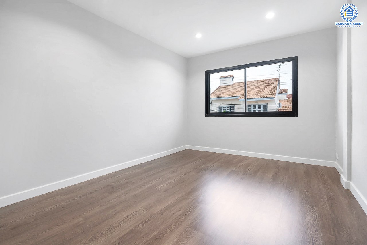 บ้านมือสองตกแต่งใหม่ ม.ปิ่นเกล้าการ์เด้นซิตี้ พุทธมณฆลสาย 2 หลังใหญ่ เนื้อที่ 62.3 ตร.ว. บรรยากาศเป็นส่วนตัว ฟังก์ชั่น 5 ห้องนอน (มีห้องแม่บ้าน) 3 ห้องน้ำ พร้อม Living Room กว้างขวาง บนทำเลเดินทางสะดวก ทางคู่ขนานลอยฟ้าบรมราชชนนี  และเพียง 10 นาทีถึงเซ็นทรัลปิ่นเกล้า