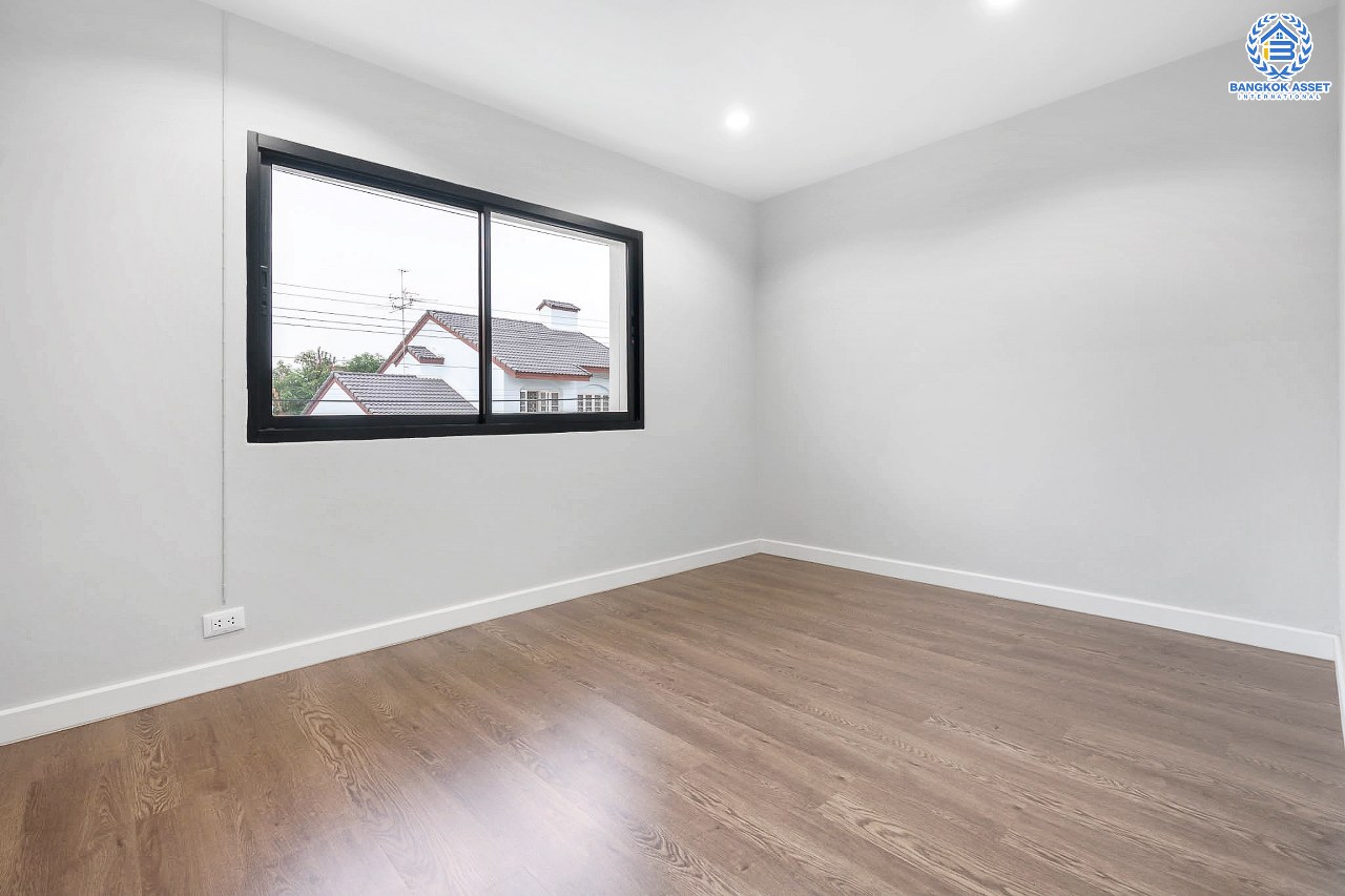 บ้านมือสองตกแต่งใหม่ ม.ปิ่นเกล้าการ์เด้นซิตี้ พุทธมณฆลสาย 2 หลังใหญ่ เนื้อที่ 62.3 ตร.ว. บรรยากาศเป็นส่วนตัว ฟังก์ชั่น 5 ห้องนอน (มีห้องแม่บ้าน) 3 ห้องน้ำ พร้อม Living Room กว้างขวาง บนทำเลเดินทางสะดวก ทางคู่ขนานลอยฟ้าบรมราชชนนี  และเพียง 10 นาทีถึงเซ็นทรัลปิ่นเกล้า