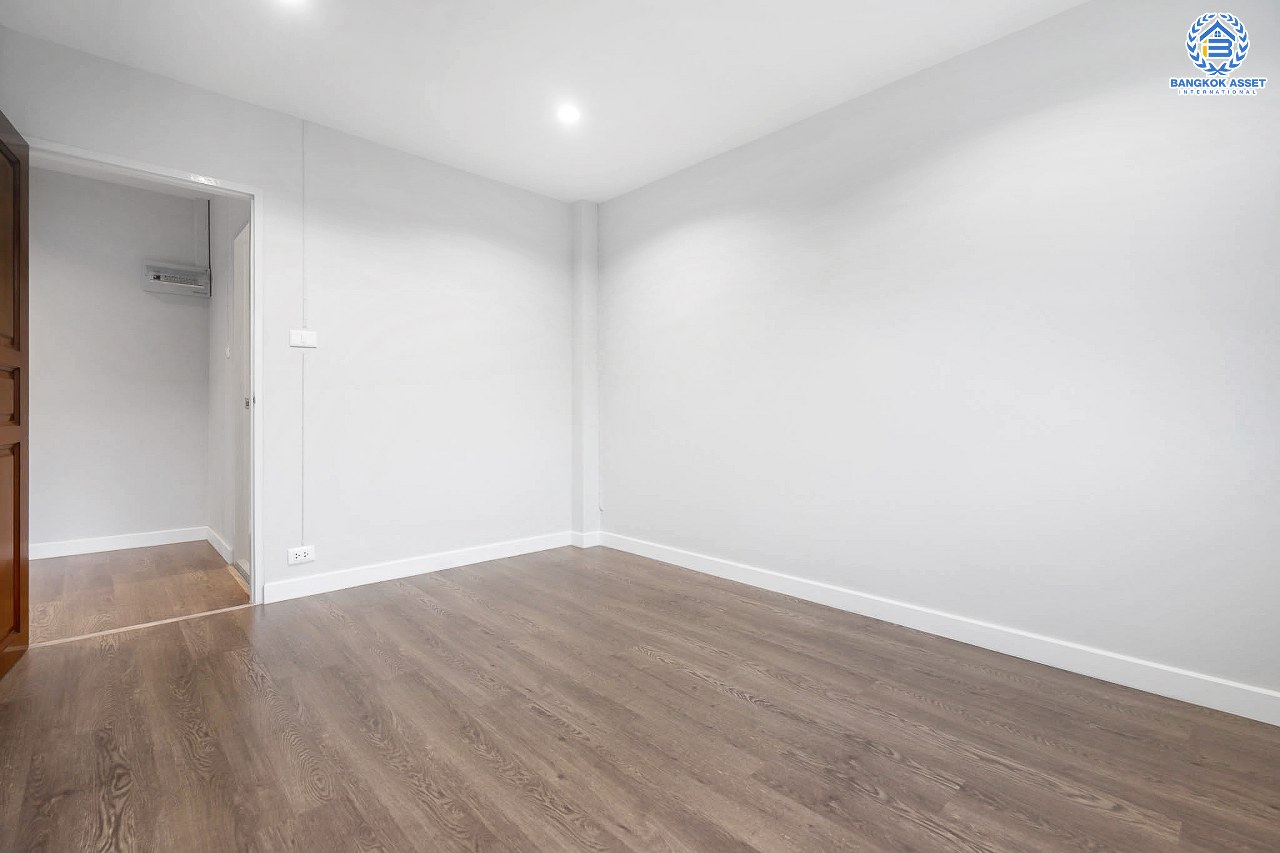 บ้านมือสองตกแต่งใหม่ ม.ปิ่นเกล้าการ์เด้นซิตี้ พุทธมณฆลสาย 2 หลังใหญ่ เนื้อที่ 62.3 ตร.ว. บรรยากาศเป็นส่วนตัว ฟังก์ชั่น 5 ห้องนอน (มีห้องแม่บ้าน) 3 ห้องน้ำ พร้อม Living Room กว้างขวาง บนทำเลเดินทางสะดวก ทางคู่ขนานลอยฟ้าบรมราชชนนี  และเพียง 10 นาทีถึงเซ็นทรัลปิ่นเกล้า