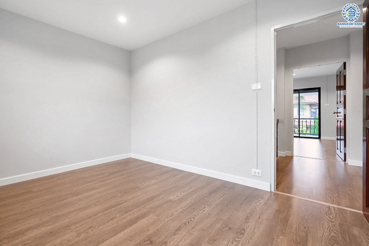 บ้านมือสองตกแต่งใหม่ ม.ปิ่นเกล้าการ์เด้นซิตี้ พุทธมณฆลสาย 2 หลังใหญ่ เนื้อที่ 62.3 ตร.ว. บรรยากาศเป็นส่วนตัว ฟังก์ชั่น 5 ห้องนอน (มีห้องแม่บ้าน) 3 ห้องน้ำ พร้อม Living Room กว้างขวาง บนทำเลเดินทางสะดวก ทางคู่ขนานลอยฟ้าบรมราชชนนี  และเพียง 10 นาทีถึงเซ็นทรัลปิ่นเกล้า