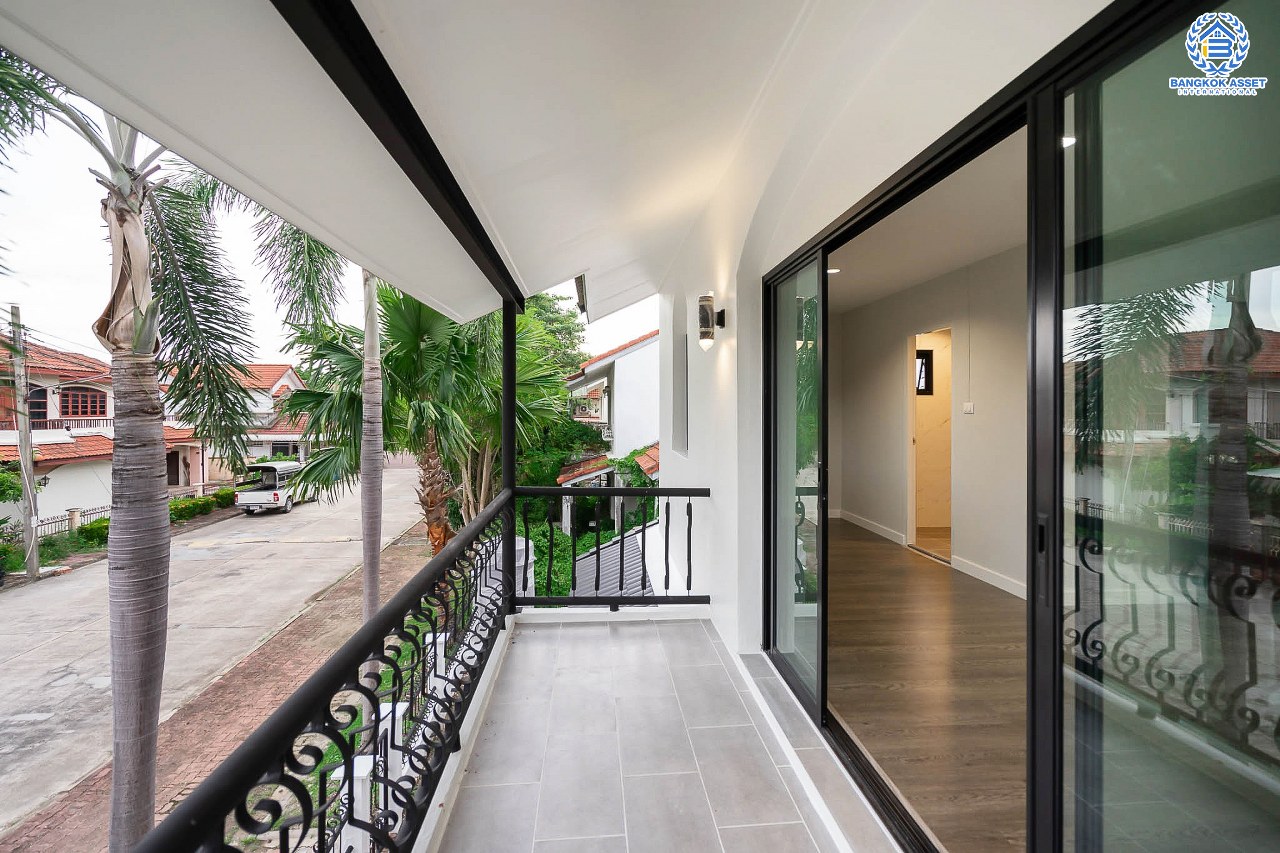 บ้านมือสองตกแต่งใหม่ ม.ปิ่นเกล้าการ์เด้นซิตี้ พุทธมณฆลสาย 2 หลังใหญ่ เนื้อที่ 62.3 ตร.ว. บรรยากาศเป็นส่วนตัว ฟังก์ชั่น 5 ห้องนอน (มีห้องแม่บ้าน) 3 ห้องน้ำ พร้อม Living Room กว้างขวาง บนทำเลเดินทางสะดวก ทางคู่ขนานลอยฟ้าบรมราชชนนี  และเพียง 10 นาทีถึงเซ็นทรัลปิ่นเกล้า