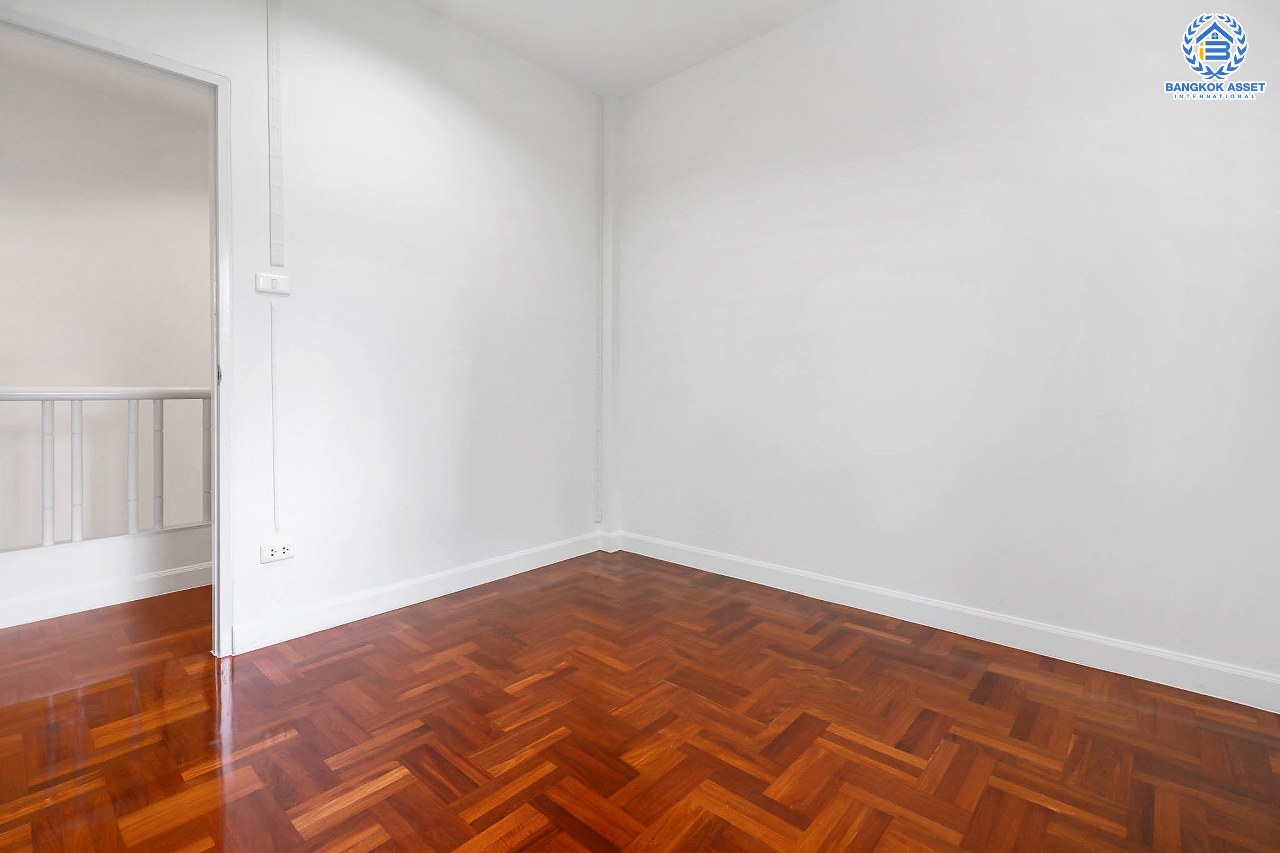 บ้านมือสองตกแต่งใหม่ ทาวน์เฮ้าส์ ห้องมุม! หลังใหญ่มาก เนื้อที่ 31.3 ตร.ว. ม.เปี่ยมสุข รัตนาธิเบศร์-พระนั่งเกล้า ต่อเติมเต็ม พร้อมอยู่ ฟังก์ชั่นจัดเต็ม 3 ห้องนอน 2 ห้องน้ำ ตอบโจทย์ทุกการเข้าอยู่ บนทำเลโซนเมือง ติดถ.รัตนาธิเบศร์ ใกล้เซ็นทรัลรัตนาธิเบศร์ และรถไฟฟ้าสถานี "สะพานพระนั่งเกล้า"