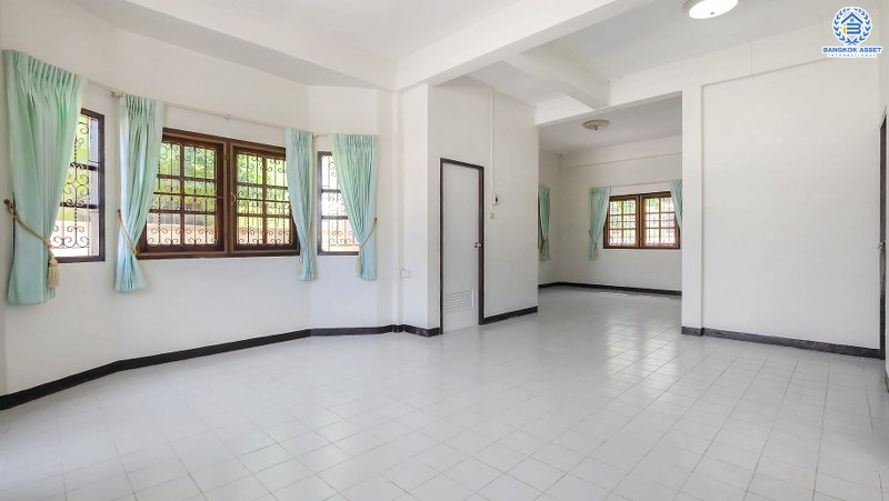 บ้านเดี่ยวมือสองนนทบุรี หลังใหญ่ สภาพใหม่มากตกแต่งพร้อมเข้าอยู่ เนื้อที่ 54 ตร.ว. หมู่บ้าน ช.รุ่งเรือง6 ติดถนนบางกรวย-ไทรน้อย ครบครันทุกการอยู่อาศัย เดินทางสะดวกบนทำเลใกล้ เซ็นทรัลเวสต์เกต และรถไฟฟ้า...