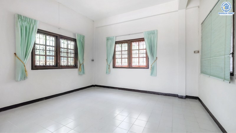 บ้านเดี่ยวมือสองนนทบุรี หลังใหญ่ สภาพใหม่มากตกแต่งพร้อมเข้าอยู่ เนื้อที่ 54 ตร.ว. หมู่บ้าน ช.รุ่งเรือง6 ติดถนนบางกรวย-ไทรน้อย ครบครันทุกการอยู่อาศัย เดินทางสะดวกบนทำเลใกล้ เซ็นทรัลเวสต์เกต และรถไฟฟ้า...