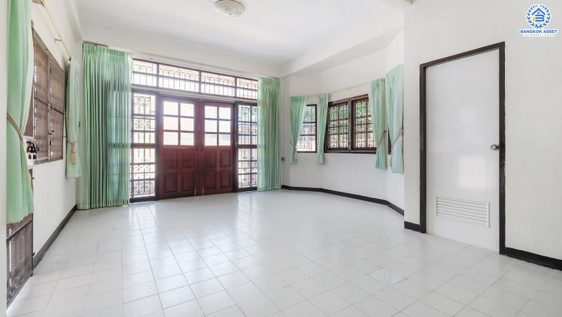 บ้านเดี่ยวมือสองนนทบุรี หลังใหญ่ สภาพใหม่มากตกแต่งพร้อมเข้าอยู่ เนื้อที่ 54 ตร.ว. หมู่บ้าน ช.รุ่งเรือง6 ติดถนนบางกรวย-ไทรน้อย ครบครันทุกการอยู่อาศัย เดินทางสะดวกบนทำเลใกล้ เซ็นทรัลเวสต์เกต และรถไฟฟ้า...