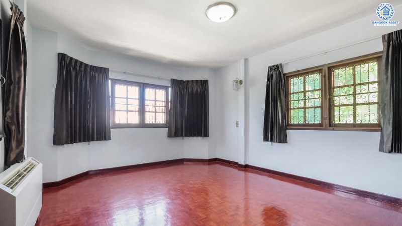 บ้านเดี่ยวมือสองนนทบุรี หลังใหญ่ สภาพใหม่มากตกแต่งพร้อมเข้าอยู่ เนื้อที่ 54 ตร.ว. หมู่บ้าน ช.รุ่งเรือง6 ติดถนนบางกรวย-ไทรน้อย ครบครันทุกการอยู่อาศัย เดินทางสะดวกบนทำเลใกล้ เซ็นทรัลเวสต์เกต และรถไฟฟ้า...