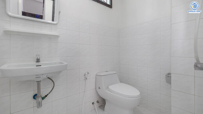 บ้านเดี่ยวมือสองนนทบุรี หลังใหญ่ สภาพใหม่มากตกแต่งพร้อมเข้าอยู่ เนื้อที่ 54 ตร.ว. หมู่บ้าน ช.รุ่งเรือง6 ติดถนนบางกรวย-ไทรน้อย ครบครันทุกการอยู่อาศัย เดินทางสะดวกบนทำเลใกล้ เซ็นทรัลเวสต์เกต และรถไฟฟ้า...